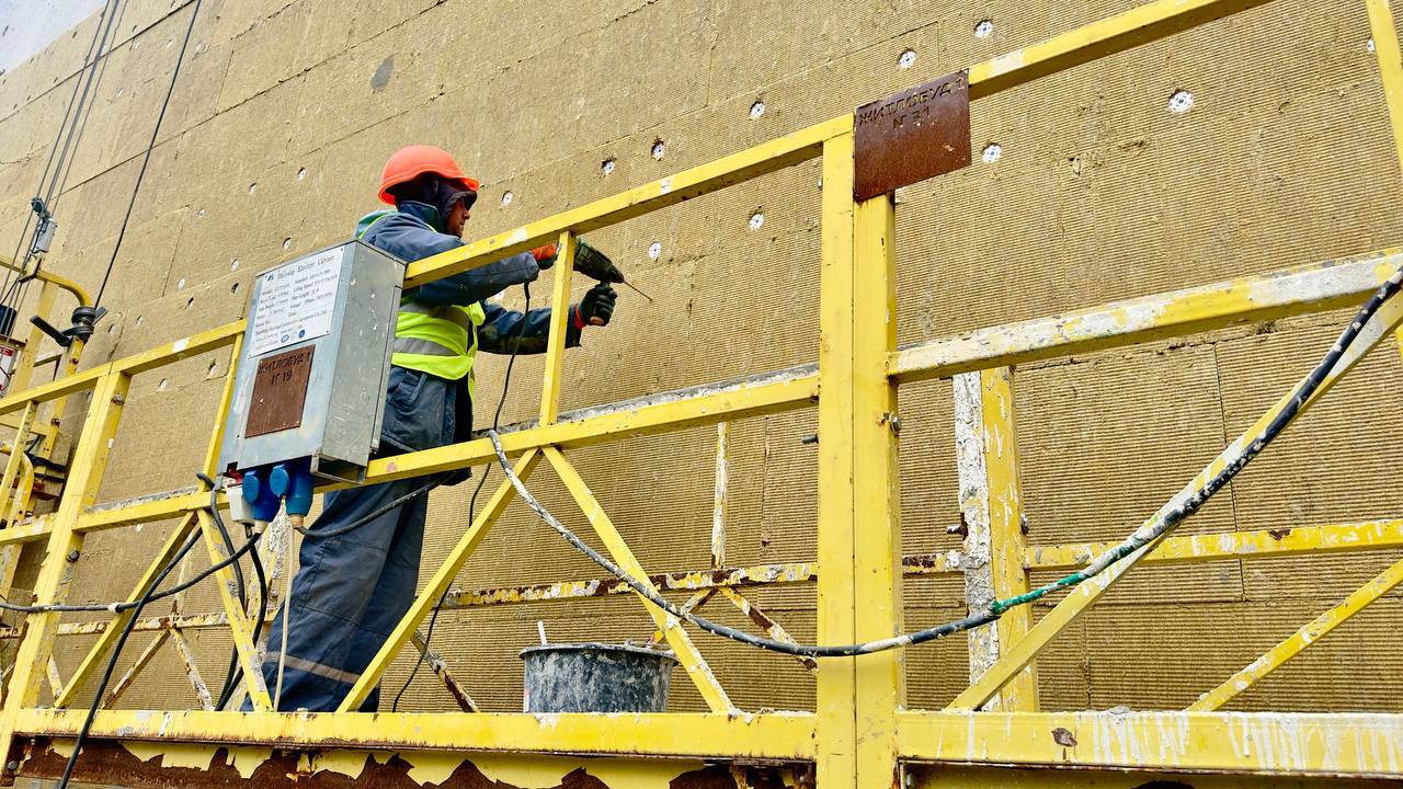 У Харкові відновлюють пошкоджений обстрілами будинок на Велозаводській